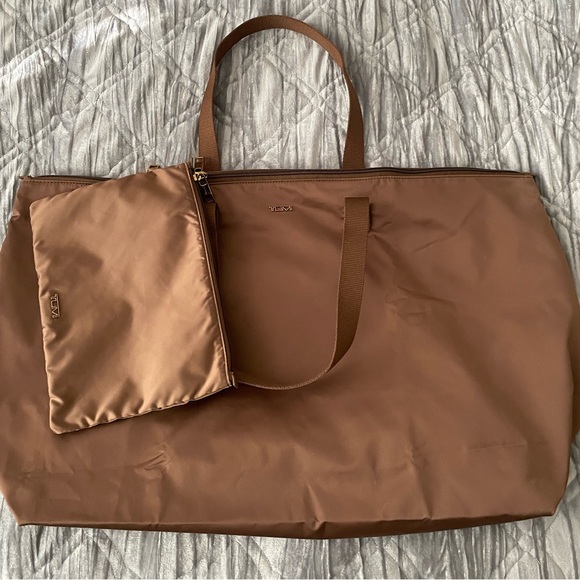 โ๏ธ NWOT Tumi Just In Case Weekender + Pouch - Picture 2 of 15